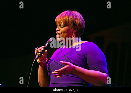 DIANNE REEVES canta su Jimmy Lyons tappa - 2010 MONTEREY JAZZ FESTIVAL, CALIFORNIA Foto Stock