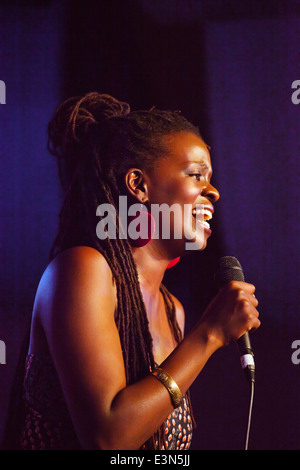 SOMI canta per un estasi la folla in Dizzys Den - 2010 MONTEREY JAZZ FESTIVAL, CALIFORNIA Foto Stock