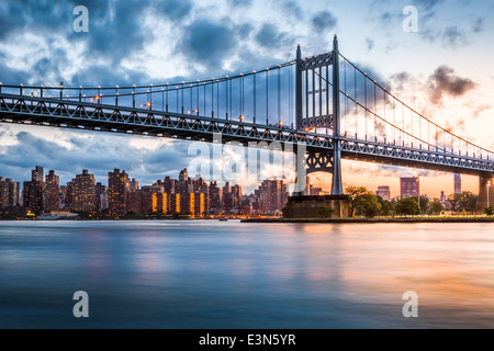 Robert F. Kennedy Bridge (aka Triboro Bridge) al tramonto, nel Queens, a New York Foto Stock