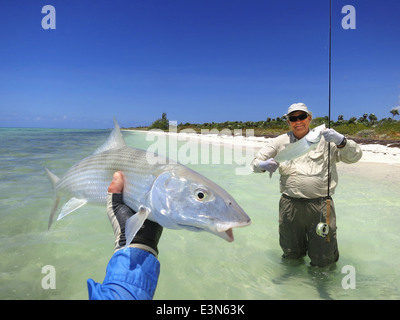 Saltwater fly fishing per bonefish nelle isole delle Bahamas Foto Stock