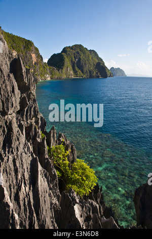 Vista di MATINLOC isola nei pressi di El Nido in BACUIT BAY - isola di Palawan, Filippine Foto Stock