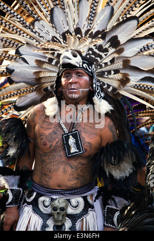 Dance troupes provengono da tutte le parti del Messico per l'indipendenza annuale parata del giorno - San Miguel De Allende, Messico Foto Stock