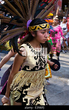 Dance troupes provengono da tutte le parti del Messico per l'indipendenza annuale parata del giorno - San Miguel De Allende, Messico Foto Stock