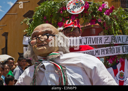 I messicani vestito in costumi e partecipare la DIA DE LOS LOCOS PARADE - San Miguel De Allende, Guanajuato, Messico Foto Stock
