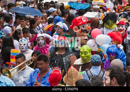 I messicani vestito in costumi e partecipare la DIA DE LOS LOCOS PARADE - San Miguel De Allende, Guanajuato, Messico Foto Stock