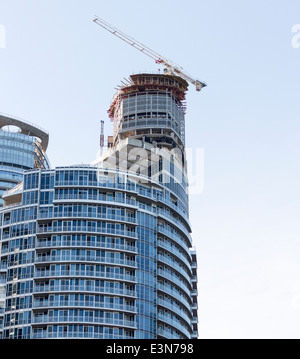 In alto di un condominio in fase di completamento nel centro cittadino di Toronto e vicino al lungomare. Foto Stock