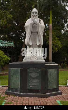 Una statua di pietra di Confucio nel giardino cinese nei pressi di Intramuros - Manila, Filippine Foto Stock