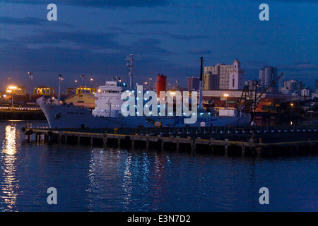 Una nave al dock nella baia di Manila - Manila, Filippine Foto Stock