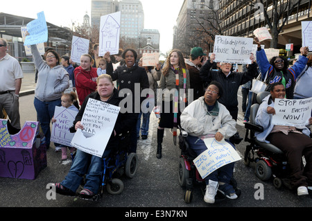 Una protesta contro la chiusura di alloggiamento nel centro della città di Philadelphia, PA. Foto Stock
