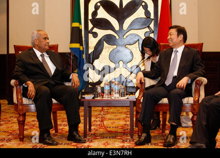 Dar Es Salaam, Tanzania. Il 25 giugno, 2014. Chinese Vice Presidente Li Yuanchao (R) soddisfa con tanzaniano ex Primo Ministro Salim Ahmed Salim (L) a Dar Es Salaam, in Tanzania, il 25 giugno 2014. © Zhou Xiaoxiong/Xinhua/Alamy Live News Foto Stock