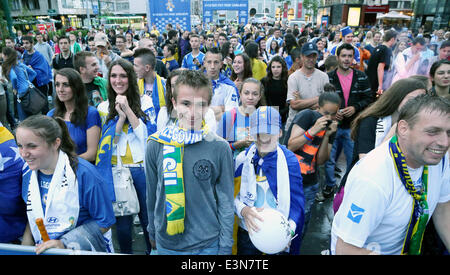 Sarajevo, Bosnia Erzegovina. Il 25 giugno, 2014. Ventole il tifo per il team che guarda il televisiva 2014 Coppa del Mondo FIFA Group F match tra la Bosnia Erzegovina e Iran, di fronte al centro di BBI presso il centro cittadino di Sarajevo, Bosnia Erzegovina, 25 Giugno, 2014. La Bosnia e Erzegovina ha vinto la partita 3-1 ma è stato squalificato per la fase di knockout. © Haris Memija/Xinhua/Alamy Live News Foto Stock