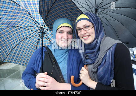 Sarajevo, Bosnia Erzegovina. Il 25 giugno, 2014. Ventole il tifo per il team che guarda il televisiva 2014 Coppa del Mondo FIFA Group F match tra la Bosnia Erzegovina e Iran, di fronte al centro di BBI presso il centro cittadino di Sarajevo, Bosnia Erzegovina, 25 Giugno, 2014. La Bosnia e Erzegovina ha vinto la partita 3-1 ma è stato squalificato per la fase di knockout. © Haris Memija/Xinhua/Alamy Live News Foto Stock