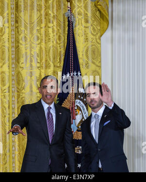 Washington, Stati Uniti d'America. Il 25 giugno, 2014. Stati Uniti Il presidente Barack Obama (L) ospita Jimmie Johnson e la Hendrick Motorsports i membri del team e onora il loro 2013 NASCAR Sprint Cup Series Championship presso la Casa Bianca a Washington il 25 giugno 2014. Credito: Bao Dandan/Xinhua/Alamy Live News Foto Stock