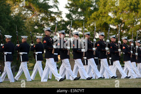 Washington, DC, Stati Uniti d'America. Il 24 giugno 2014. I membri dell'U.S. Marine Corps partecipare al Marine Corps Tramonto Parade presso il memoriale di Iwo Jima (formalmente conosciuto come il Marine Corps War Memorial) in Arlington, il Virginian, gli Stati Uniti, il 24 giugno 2014. © Yin Bogu/Xinhua/Alamy Live News Foto Stock