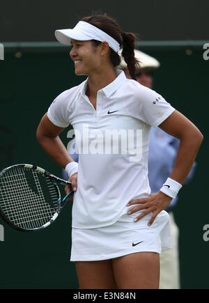 Londra, Regno Unito. Il 25 giugno, 2014. Della Cina di Li Na reagisce durante le Donne Singoli Secondo turno il match contro dell'Austria Yvonne MEUSBURGER: risultati nei al 2014 campionati di Wimbledon a Wimbledon, a sud-ovest di Londra, Regno Unito, 25 giugno 2014. Credito: Meng Yongmin/Xinhua/Alamy Live News Foto Stock