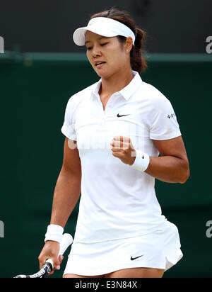 Londra, Regno Unito. Il 25 giugno, 2014. Della Cina di Li Na celebra durante le Donne Singoli Secondo turno il match contro dell'Austria Yvonne MEUSBURGER: risultati nei al 2014 campionati di Wimbledon a Wimbledon, a sud-ovest di Londra, Regno Unito, 25 giugno 2014. Credito: Meng Yongmin/Xinhua/Alamy Live News Foto Stock