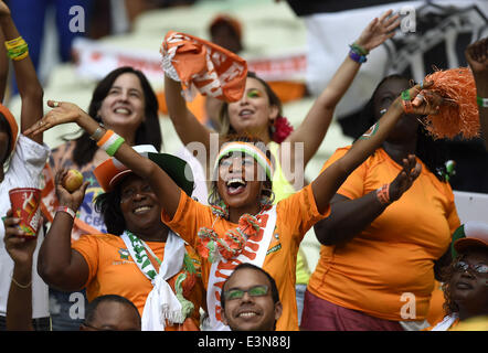 Fortaleza Brasile. Il 24 giugno 2014. Costa d'Avorio il fans allietare prima di un gruppo C match tra la Grecia e la Costa d'Avorio del 2014 FIFA World Cup al Estadio Castelao Stadium di Fortaleza, Brasile, 24 giugno 2014. © Yang Lei/Xinhua/Alamy Live News Foto Stock