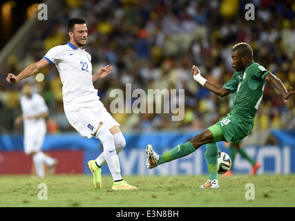 Fortaleza Brasile. Il 24 giugno 2014. Grecia Andreas Samaris (L) germogli durante un gruppo C match tra la Grecia e la Costa d'Avorio del 2014 FIFA World Cup al Estadio Castelao Stadium di Fortaleza, Brasile, 24 giugno 2014. Credito: Yang Lei/Xinhua/Alamy Live News Foto Stock