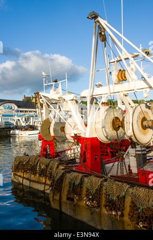 Due corrispondenti commerciali imbarcazioni da pesca con reti ancorata a Port-en-Bessin, Normandia, Francia Foto Stock