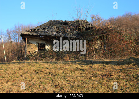 Vecchia casa abbandonata e danneggiata dalle intemperie e tempo, campagna Romania Foto Stock