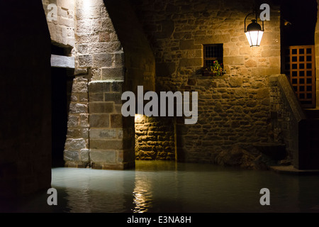 Alta Marea di notte le inondazioni una sezione interna del Mont Saint Michel abbey, Francia Foto Stock