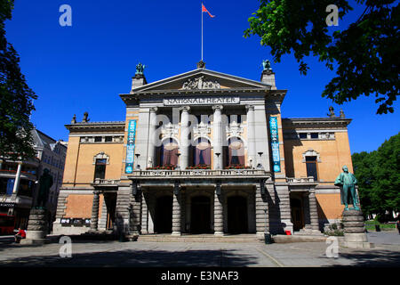 Il Teatro Nazionale di Oslo fu costruito nell'anno 1899, è uno dei più grandi e più famoso teatro in Norvegia. Foto: Klaus Nowottnick Data: 29 Maggio 2014 Foto Stock