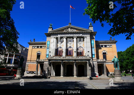 Il Teatro Nazionale di Oslo fu costruito nell'anno 1899, è uno dei più grandi e più famoso teatro in Norvegia. Foto: Klaus Nowottnick Data: 29 Maggio 2014 Foto Stock