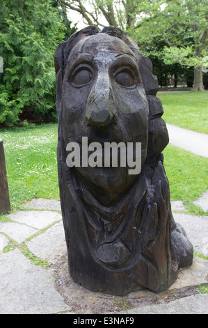 Una statua in legno del botanico svedese, uno zoologo e medico Carlo Linneo nel Botaniska Tradgarden a Visby, Gotland, Svezia Foto Stock