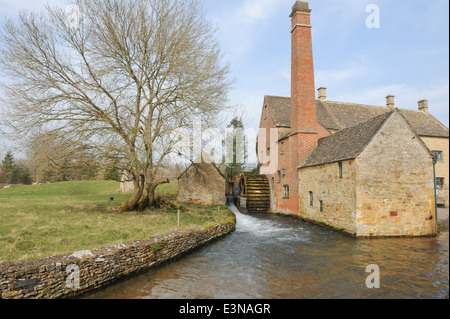 Il Vecchio Mulino a Lower Slaughter, parte delle stragi con Upper Slaughter, in Cotswolds, Gloucestershire, England, Regno Unito Foto Stock