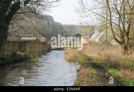 Cottage di pietra tradizionali nel villaggio rurale di Cotswold Macellazione superiore, in Gloucestershire, Inghilterra, Regno Unito Foto Stock