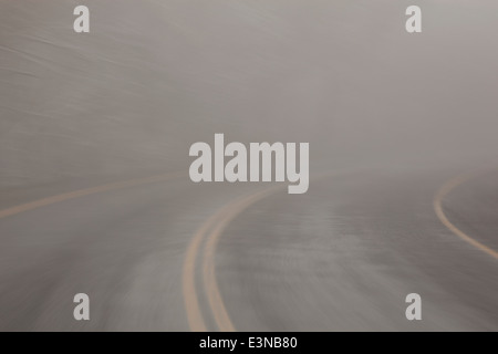 Svuotare strada coperta di nebbia Foto Stock