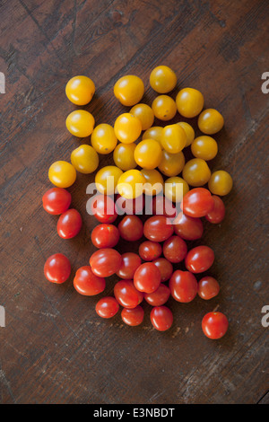Direttamente sopra il colpo di pomodori sul tavolo Foto Stock