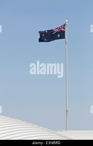 Basso angolo vista della bandiera australiana contro il cielo blu chiaro Foto Stock