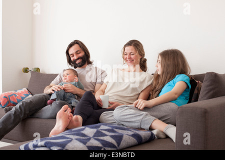 La famiglia felice trascorrere il tempo libero in salotto Foto Stock