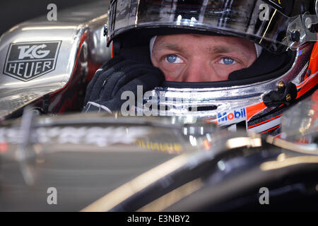 Spielberg, Austria. Il 21 giugno, 2014. Danish driver di Formula Uno Kevin Magnussen della McLaren Mercedes siede sulla sua vettura durante la terza sessione di prove libere al Red Bull Ring race track in Spielberg, Austria, 21 giugno 2014. Il 2014 FORMULA ONE Grand Prix dell'Austria avrà luogo il 22 giugno. Foto: David Ebener/dpa - nessun filo SERVICE -/dpa/Alamy Live News Foto Stock