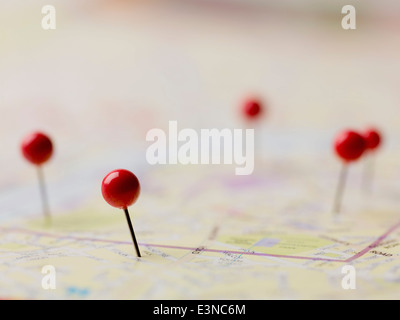 Thumbtacks rosso sulla mappa Foto Stock