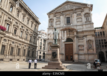 San Fedele piazza con la chiesa di Saint Fidelis e Alessandro Manzoni statua in Milano, Italia settentrionale. Pochi pedoni visibile Foto Stock