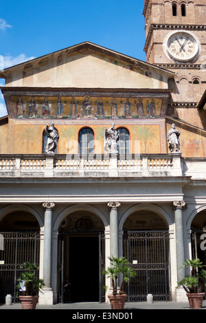 La parte anteriore di Santa Maria in Trastevere dotata di statue e mosaici in oro. Roma Italia. Foto Stock