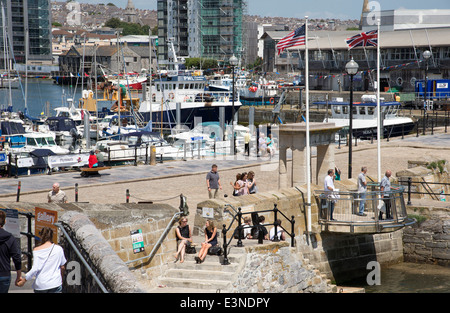 Inglesi e americani bandiere sorvolare il Mayflower Steps in Plymouth Devon England Regno Unito Foto Stock