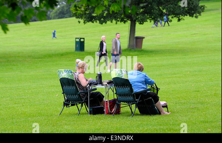 Due vecchie signore avente un picnic in un parco paese Inghilterra REGNO UNITO Foto Stock