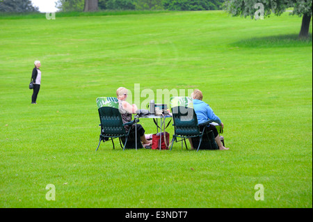 Due vecchie signore avente un picnic in un parco paese Inghilterra REGNO UNITO Foto Stock