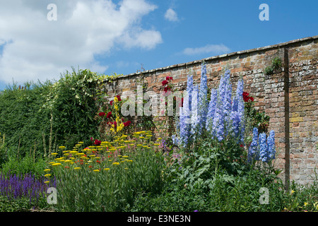 Classica frontiera erbacee a Waterperry giardini, Oxfordshire, Inghilterra Foto Stock