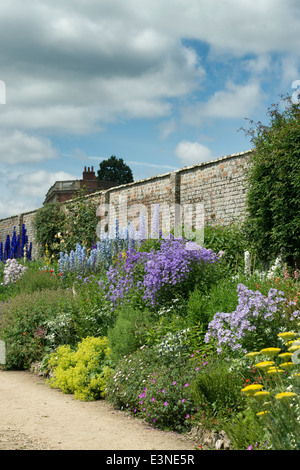 Classica frontiera erbacee a Waterperry giardini, Oxfordshire, Inghilterra Foto Stock