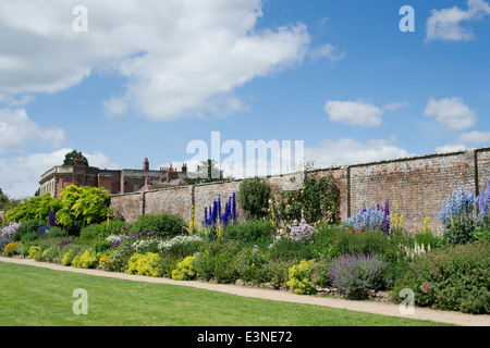 Classica frontiera erbacee a Waterperry giardini, Oxfordshire, Inghilterra Foto Stock