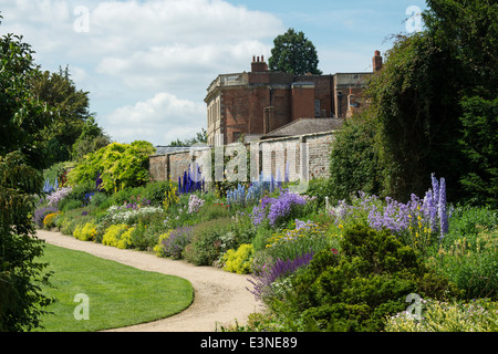 Classica frontiera erbacee a Waterperry giardini, Oxfordshire, Inghilterra Foto Stock