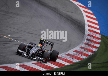 Spielberg, Austria. Il 21 giugno, 2014. Mexican driver di Formula Uno Esteban Gutierrez della Sauber manzi la sua vettura durante la sessione di qualifica al Red Bull Ring race track in Spielberg, Austria, 21 giugno 2014. Il 2014 FORMULA ONE Grand Prix dell'Austria avrà luogo il 22 giugno. Foto: David Ebener/dpa - nessun filo SERVICE -/dpa/Alamy Live News Foto Stock