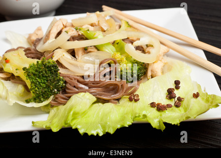 Pollo saltato con broccoli e grano saraceno soba noodles Foto Stock