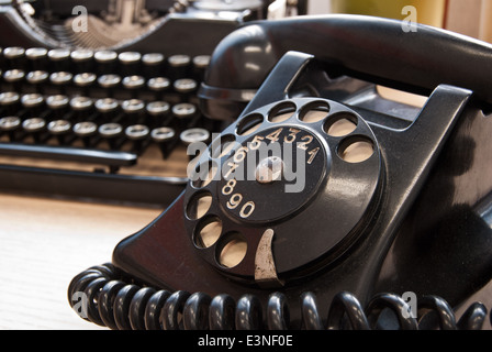Telefono vintage e nastri inchiostratori per macchine da scrivere in piedi sulla scrivania in ufficio Foto Stock