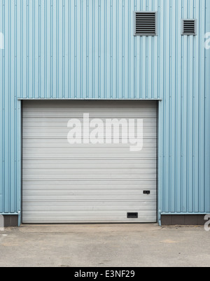 Background urbano. Le porte del magazzino. Foto Stock