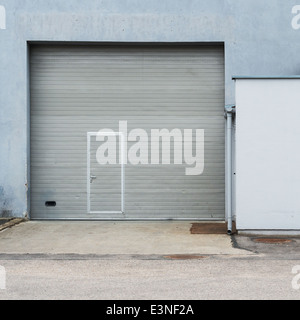 Background urbano. Le porte del magazzino. Foto Stock